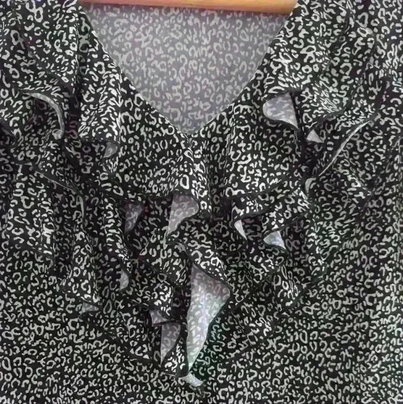 CLEO | Petites Women's Black/White Animal Print Ruffled Sleeveless Tank - Picture 3 of 4